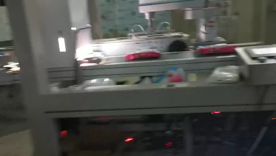 臺達機器人濕巾紙隨線追蹤（CVT）全自動貼蓋運用