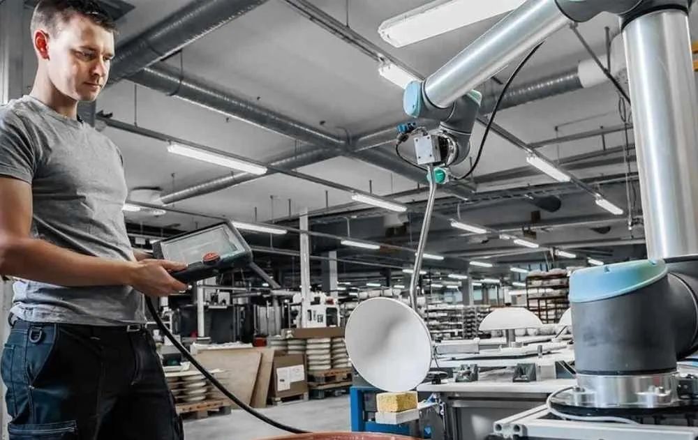 優傲協作機器人解決的任務:CNC、機床監控