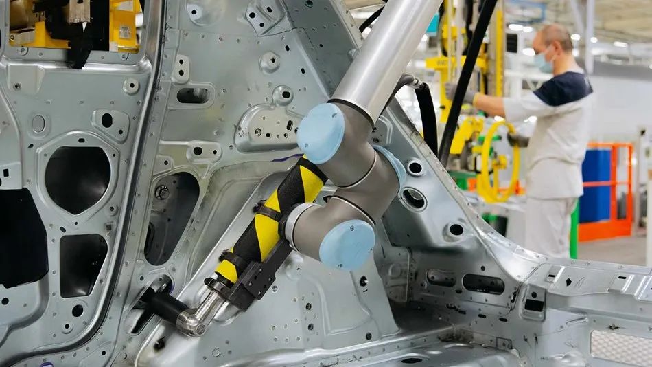 優傲機器人擰緊額外車門鉸鏈