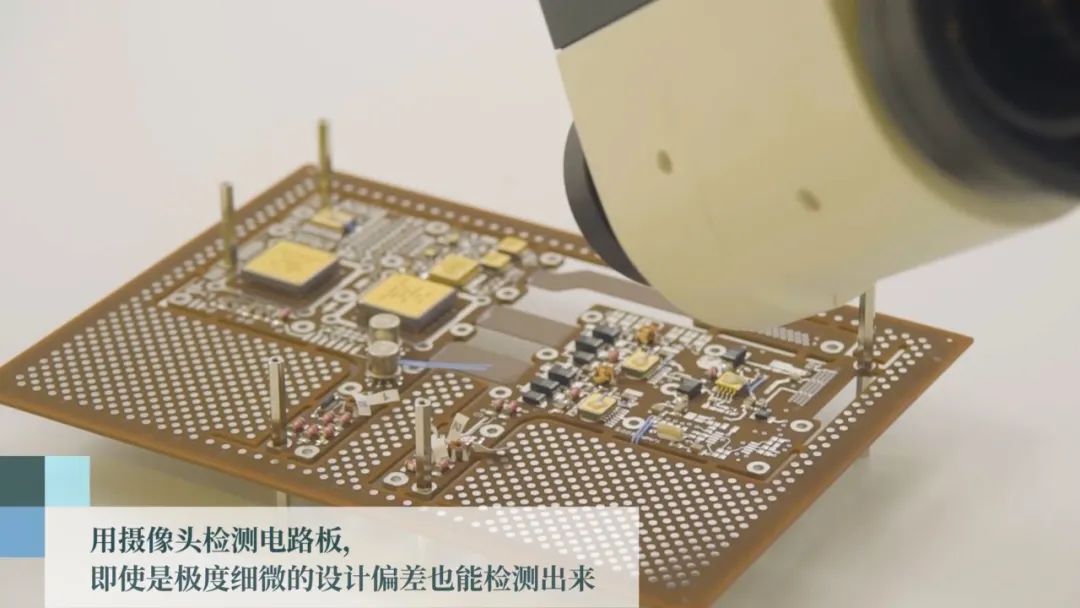 意大利Thales Alenia Space UR3檢查衛星的PCB板。