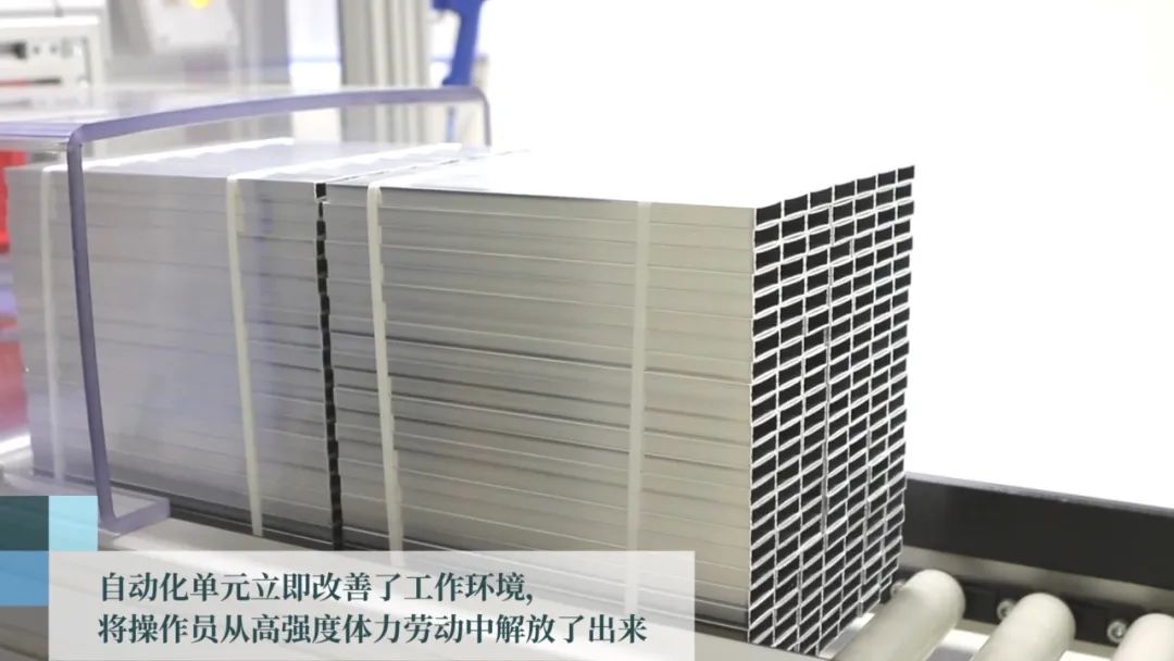 一臺UR5將金屬管拾起，并放入測試機床中