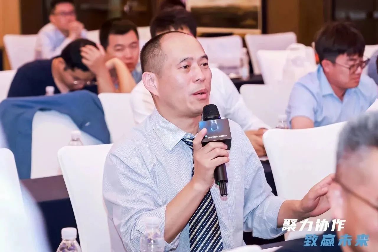 優傲中國區總裁徐奕臨先生以及優傲中國渠道銷售總監吳俊波先生與在場的經銷商伙伴們圍繞優傲機器人未來的發展方向和戰略重點行業展開了深度探討