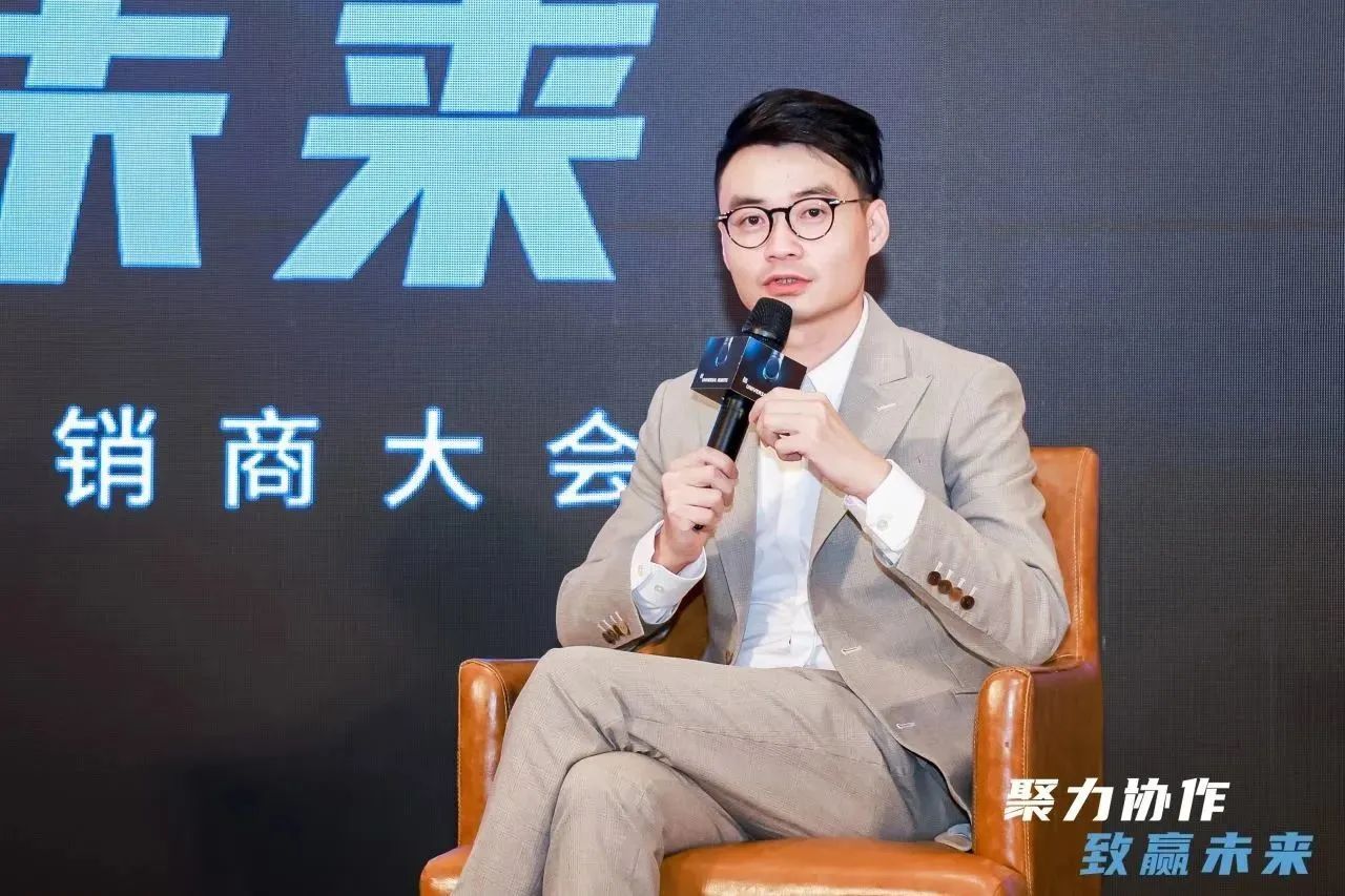 優傲中國區總裁徐奕臨先生以及優傲中國渠道銷售總監吳俊波先生與在場的經銷商伙伴們圍繞優傲機器人未來的發展方向和戰略重點行業展開了深度探討