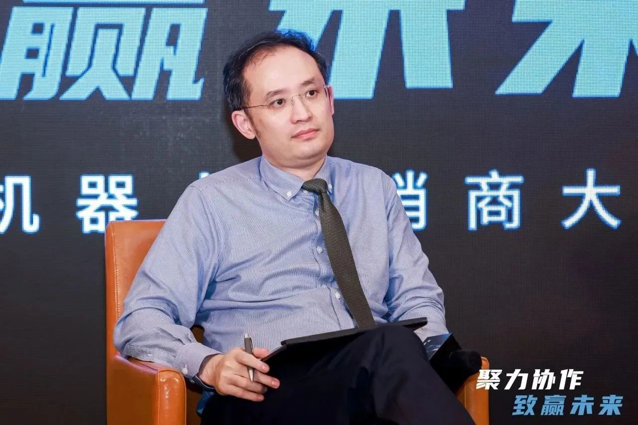 優傲中國區總裁徐奕臨先生以及優傲中國渠道銷售總監吳俊波先生與在場的經銷商伙伴們圍繞優傲機器人未來的發展方向和戰略重點行業展開了深度探討