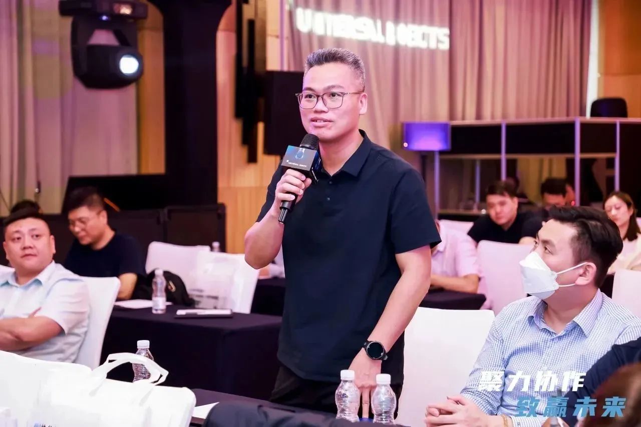 優傲中國區總裁徐奕臨先生以及優傲中國渠道銷售總監吳俊波先生與在場的經銷商伙伴們圍繞優傲機器人未來的發展方向和戰略重點行業展開了深度探討